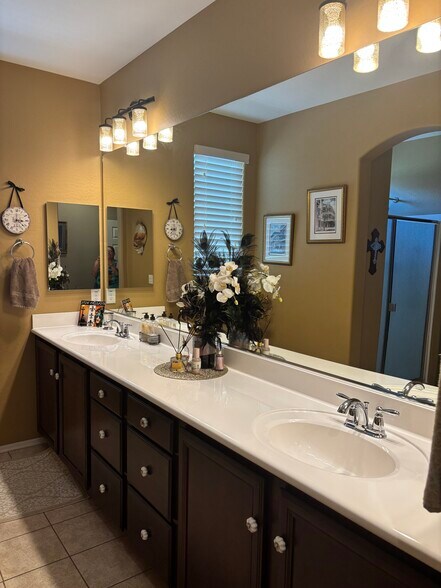 Master bath - 4518 N Petersburg Dr
