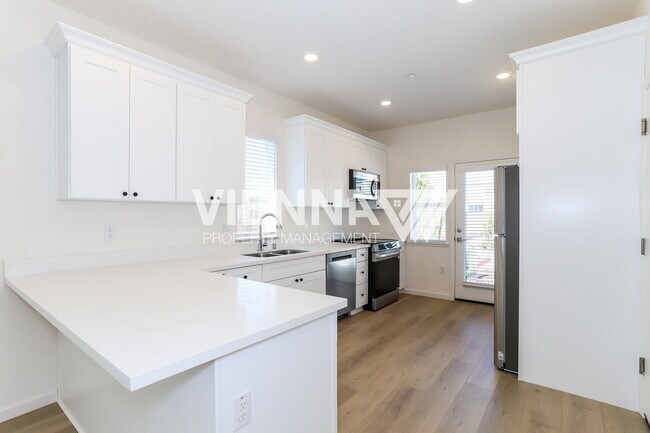 Building Photo - 8090 Quiet Knolls Dr