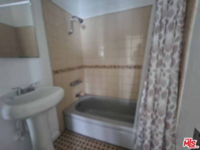 Building Photo - 515 S Manhattan Pl