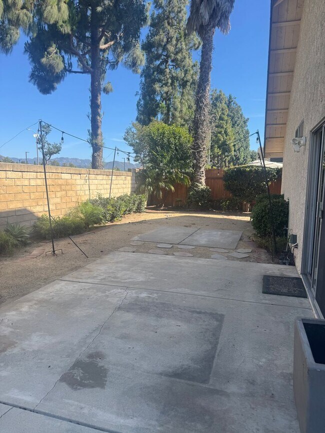 Building Photo - 4 Bed/3Bath