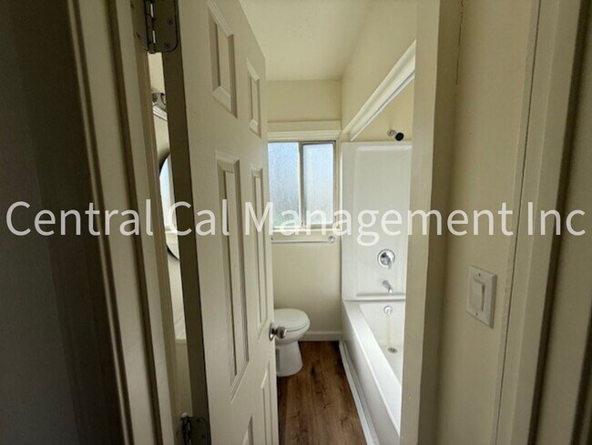 Building Photo - 517-521 Sycamore Ave