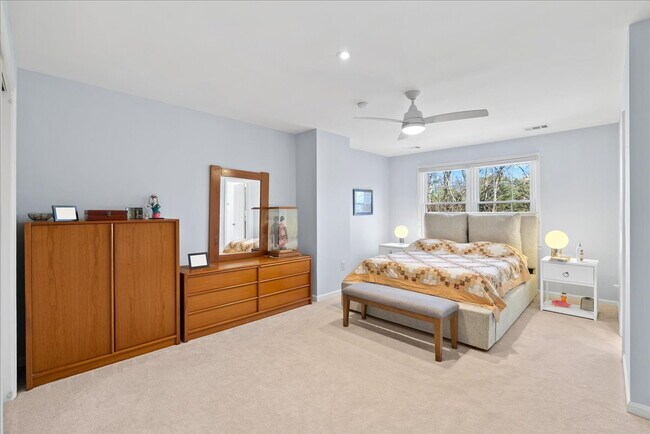 Building Photo - Beautiful End-Unit Townhome with Spacious Interior and Outdoor Living