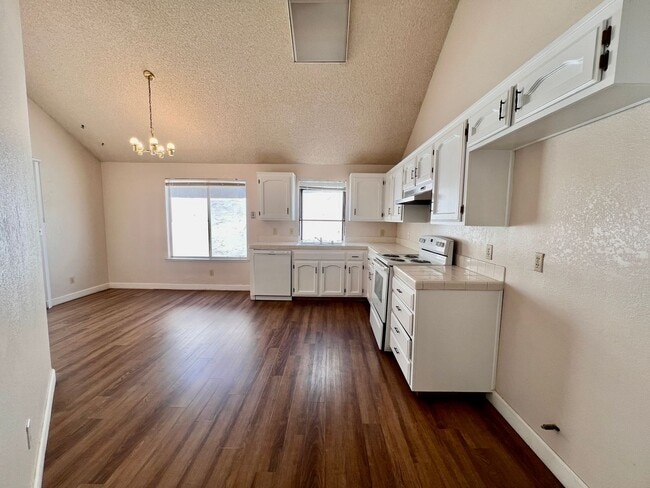 Building Photo - $1,950 Princeton & Brawley, 3 Bed - N Dewe...