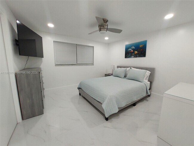 Building Photo - 400 Golden Isles Dr