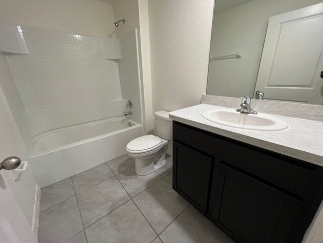 Building Photo - 4 Bedroom, 2 Bathroom Home in the Highly D...
