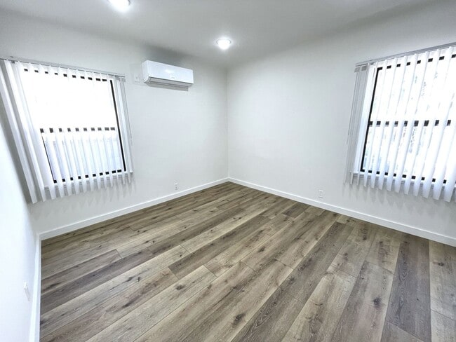 Building Photo - 4024-28 Lincoln