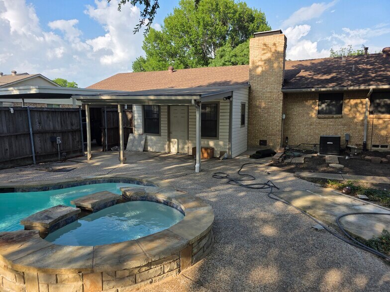 covered patio and parking - 4301 Southridge Dr