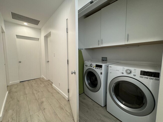 Building Photo - Five Bedroom/Four Bathroom Luxury House in Koreatown