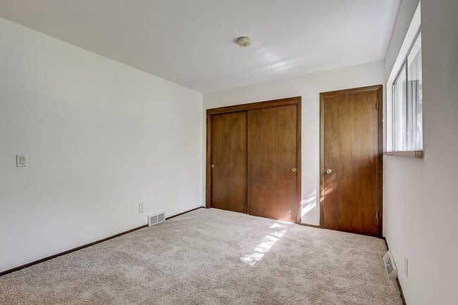 Building Photo - 40 N Lakewood Gardens Ln
