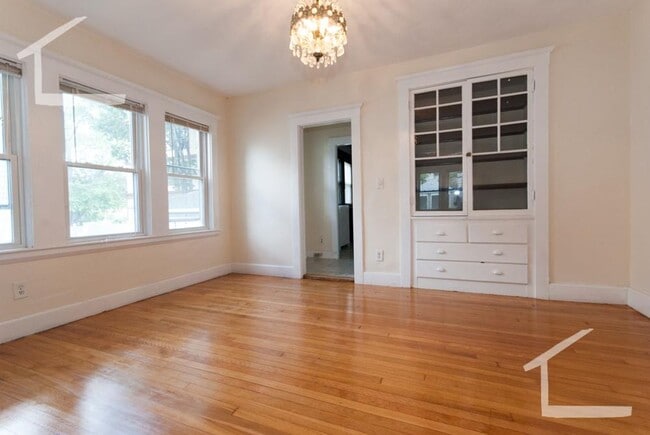 Building Photo - HOT BRIGHTON LISTING!!!!