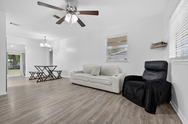 Building Photo - 313 Brackin St