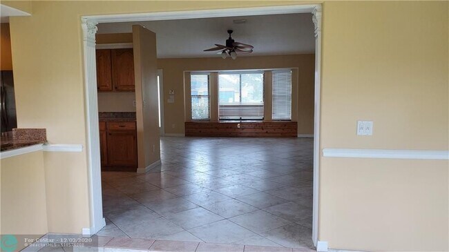 Building Photo - 1073 SW Canary Terrace