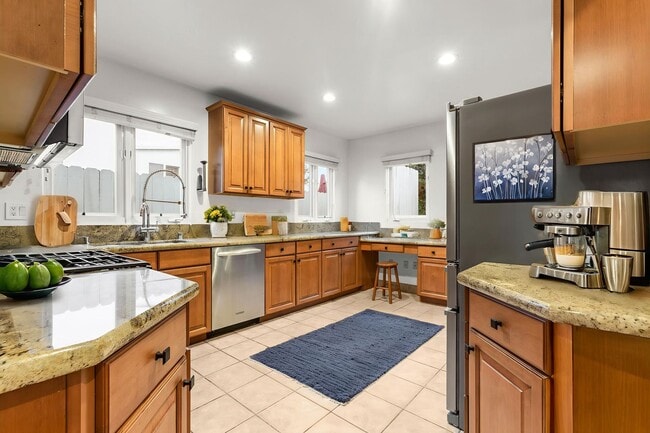 Building Photo - (Ellie:B) 900-902 Havenhurst Drive &amp; 8117 Willoughby Avenue