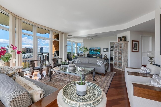 Building Photo - 8220 Crestwood Heights Dr