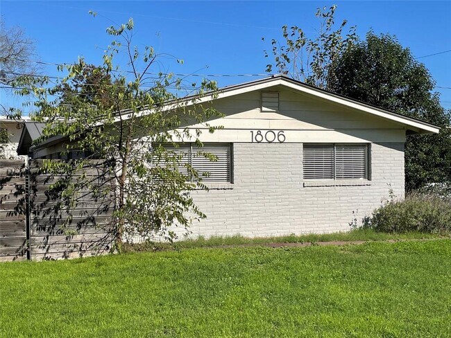 Primary Photo - 1806 Blue Crest Dr