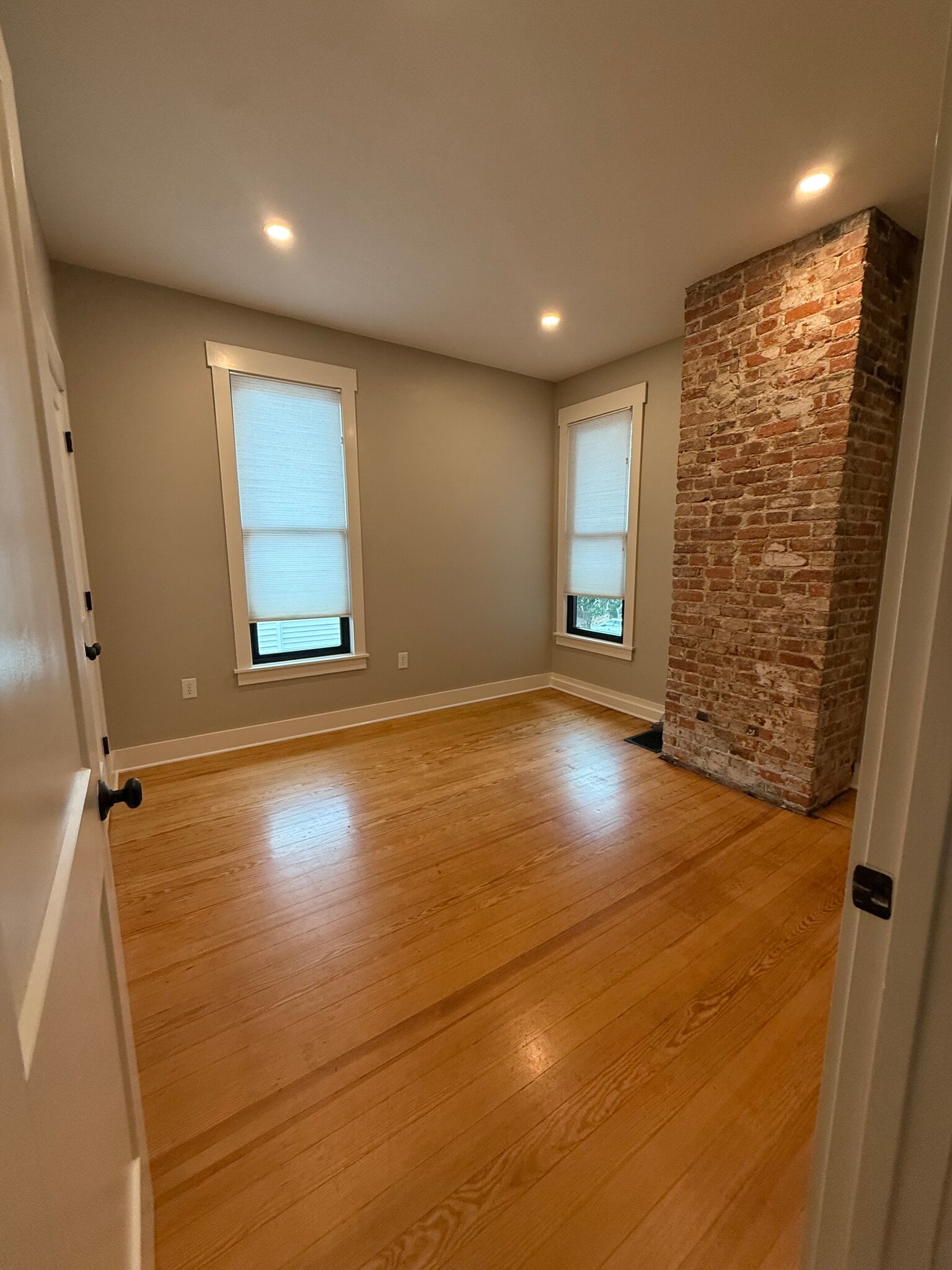 Building Photo - 412 E 4th St