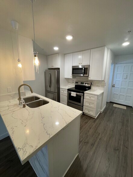 Primary Photo - 4041 Oakcrest Dr
