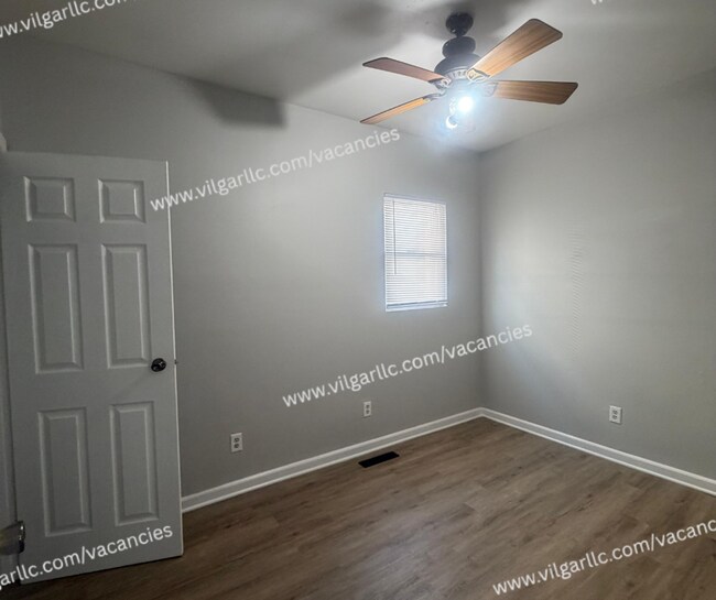 Building Photo - 4727 Sheffield Ave