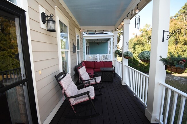 Building Photo - 846 Rosa Cir