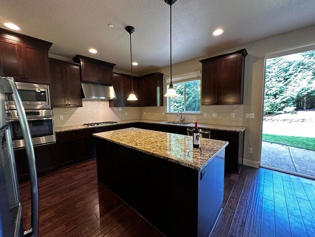 Building Photo - Beautiful 4-Bedroom Home in the Hills of W...