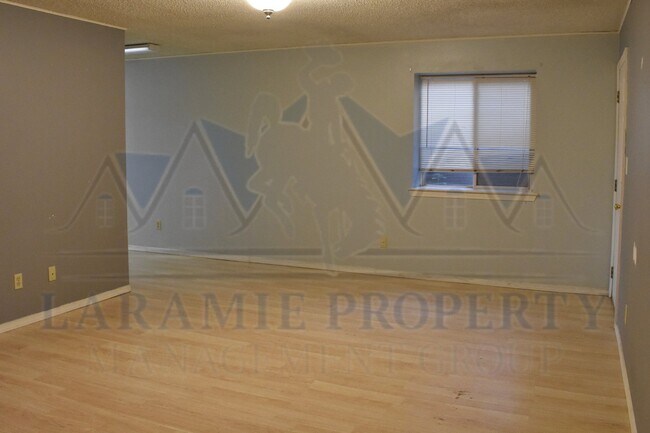 Building Photo - 3 Bedroom 2 Bathroom Apartment