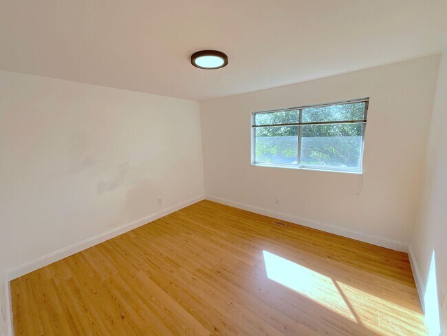 Building Photo - 4 Bedroom Home Available Near E Cheyenne M...