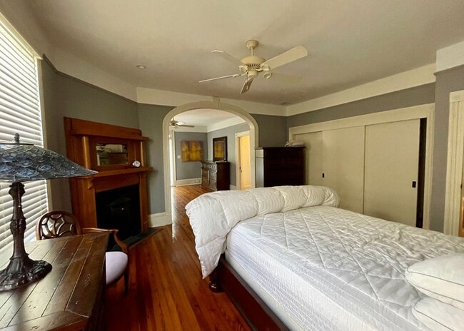 Building Photo - Available for lease May-September 2026. Stunning Fully-Furnished 3 BR/2.5 BA Available in the Hea...