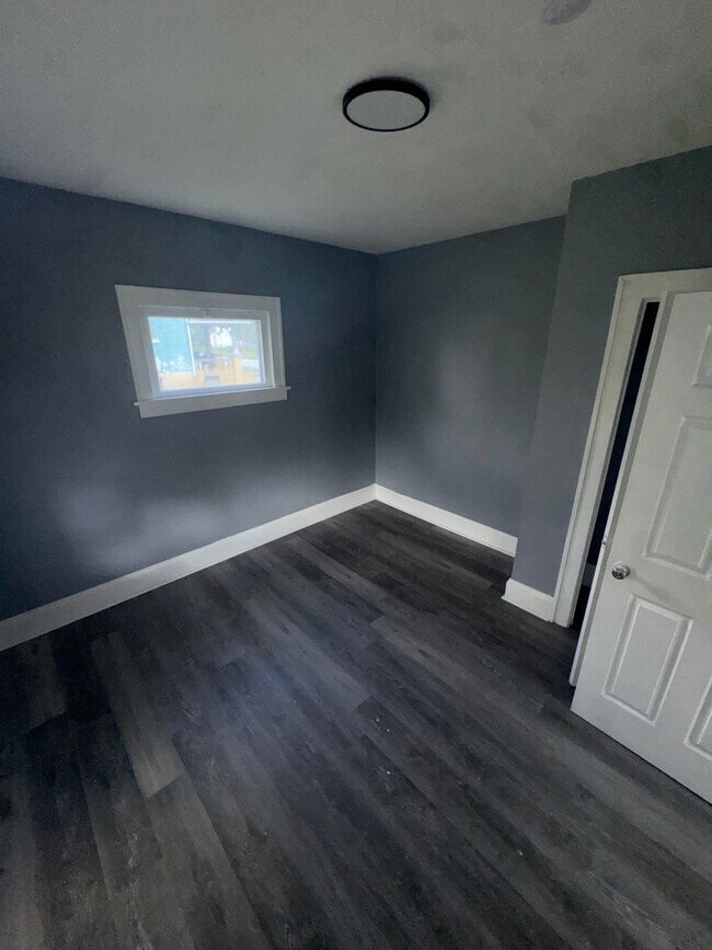 Building Photo - Charming 3-Bedroom Property in Prime Location (SECTION 8 VOUCHERS ACCEPTED)