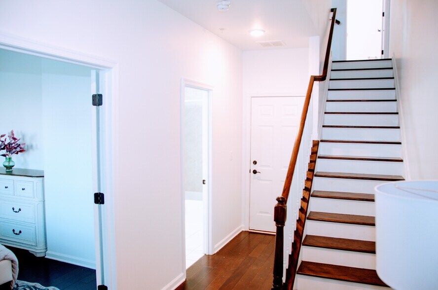 Entranceway - 33 Landmark Ln