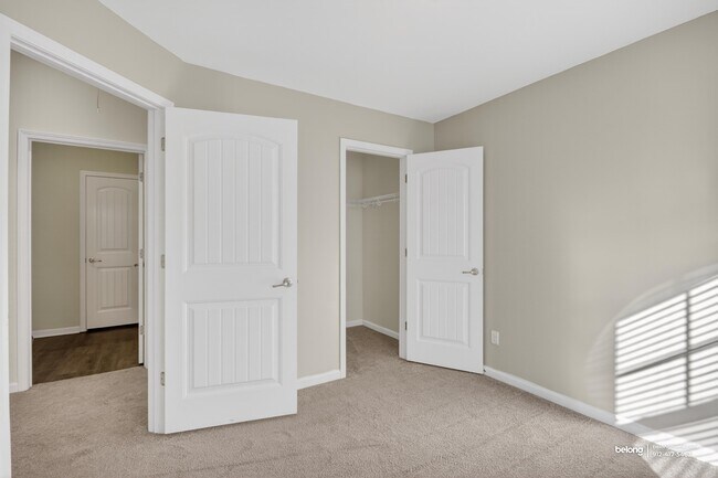 Building Photo - 98 Crystal Lake Dr