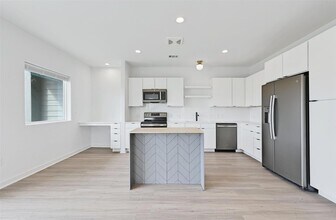 Building Photo - 100 Mockingbird Ln W