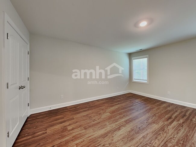 Building Photo - 409 Forest Glen Dr