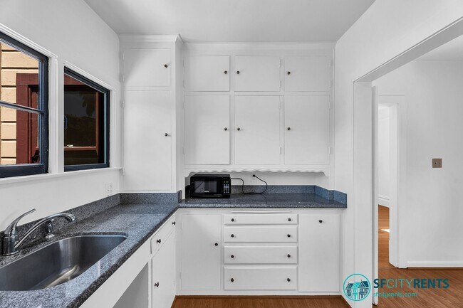 Building Photo - Castro/Eureka Valley: Top Floor Flat w/ in-unit W/D & Shared Yard