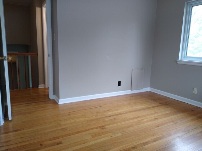 Building Photo - Stunning 4 bedroom 2 bath Virginia Village...