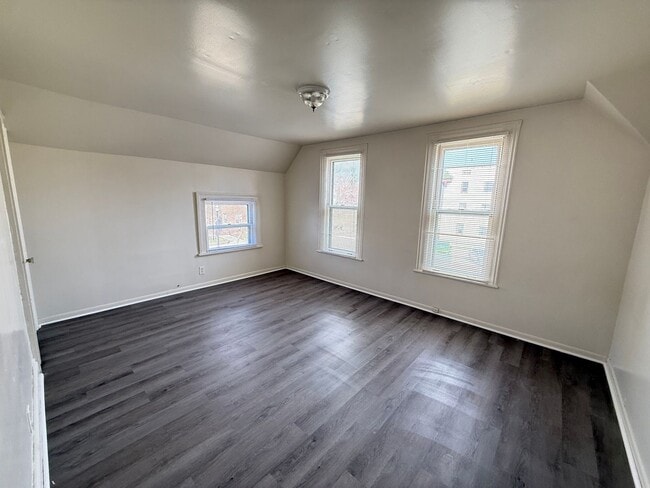 Building Photo - 346 1st St