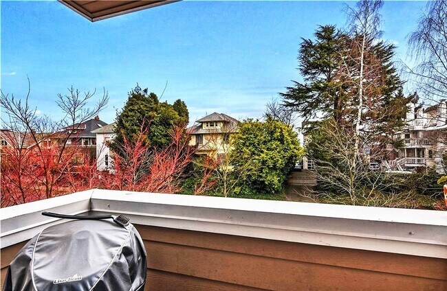 Building Photo - Live Between Lake Washington and Downtown Seattle, The Best of Both Worlds!