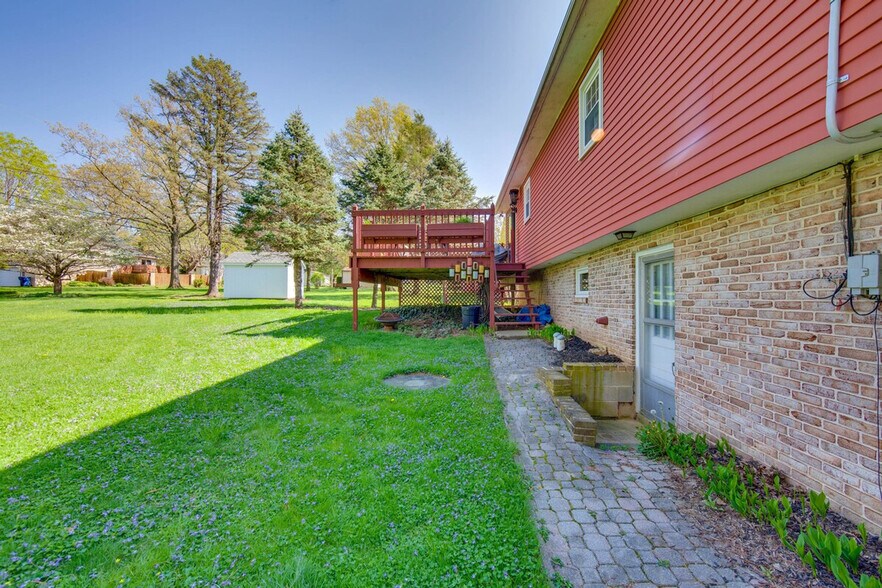 Building Photo - 25 Meadow View Dr