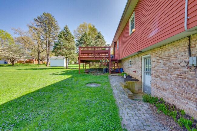 Building Photo - 25 Meadow View Dr