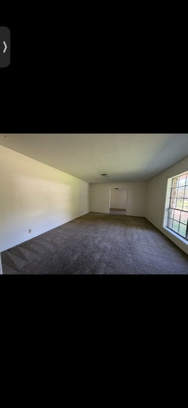 Building Photo - 2102 Elmwood Dr
