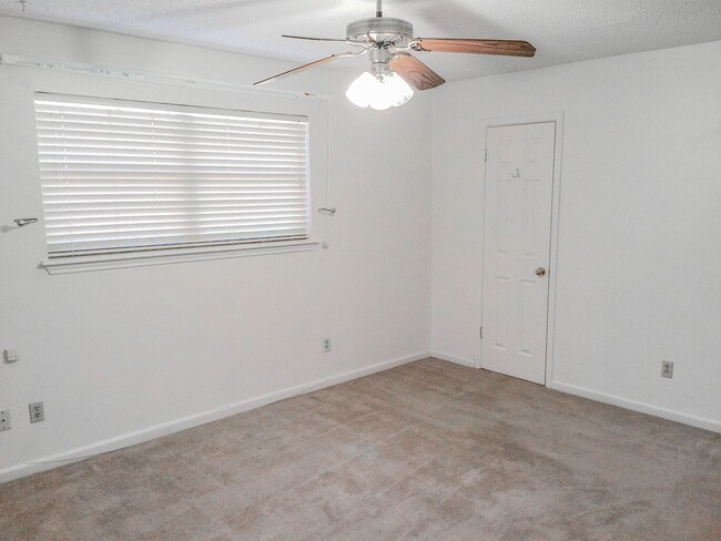 Building Photo - 3Bed/2Bath Availalable 12/13!