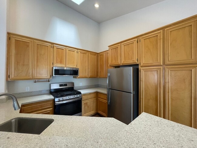 Building Photo - Exceptionally Spacious and Modernized 2x2 Townhouse w/Garage and Washer/Dryer Hookups!