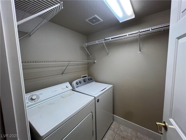 Building Photo - 561 Poplar Leaf St