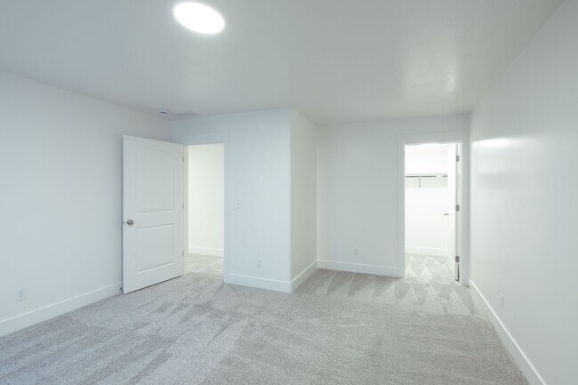 Building Photo - 5 BED 3 BATH HOME IN IDAHO FALLS WITH 2 STALL GARAGE, AC, FENCED YARD