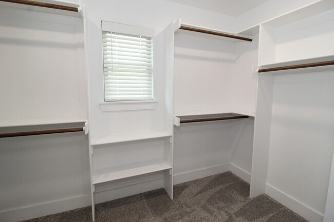Building Photo - 11 Hillswick Dr