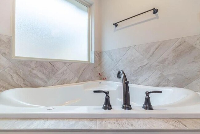 Building Photo - 4BD/3BTH home Minutes from I-35