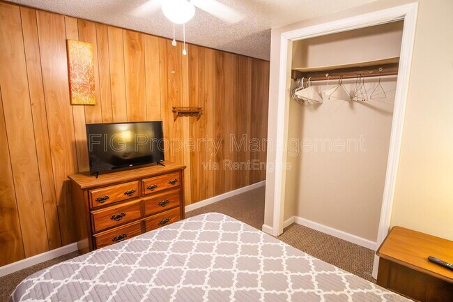 Building Photo - 707 W Race St