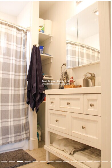 Building Photo - 118 Holland St