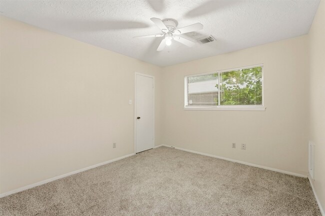 Building Photo - 423 Pickford Dr