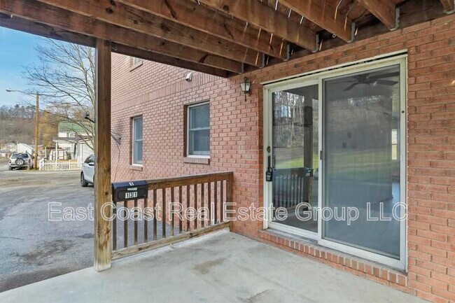 Building Photo - 131 Biser St