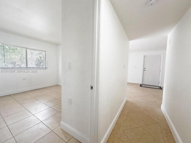 Building Photo - 1201 Lake Victoria Dr